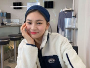 김아영  여자  18세  미소짓는 정면 얼굴